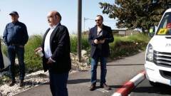 אנשים הולכים על המדרכה
