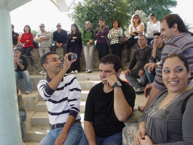 אדם מצלם סלפי....