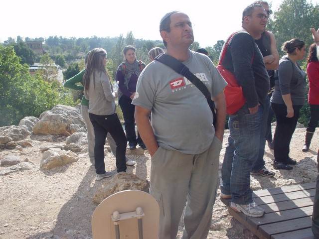 אדם עם חולצה אפורה בזמן טיול