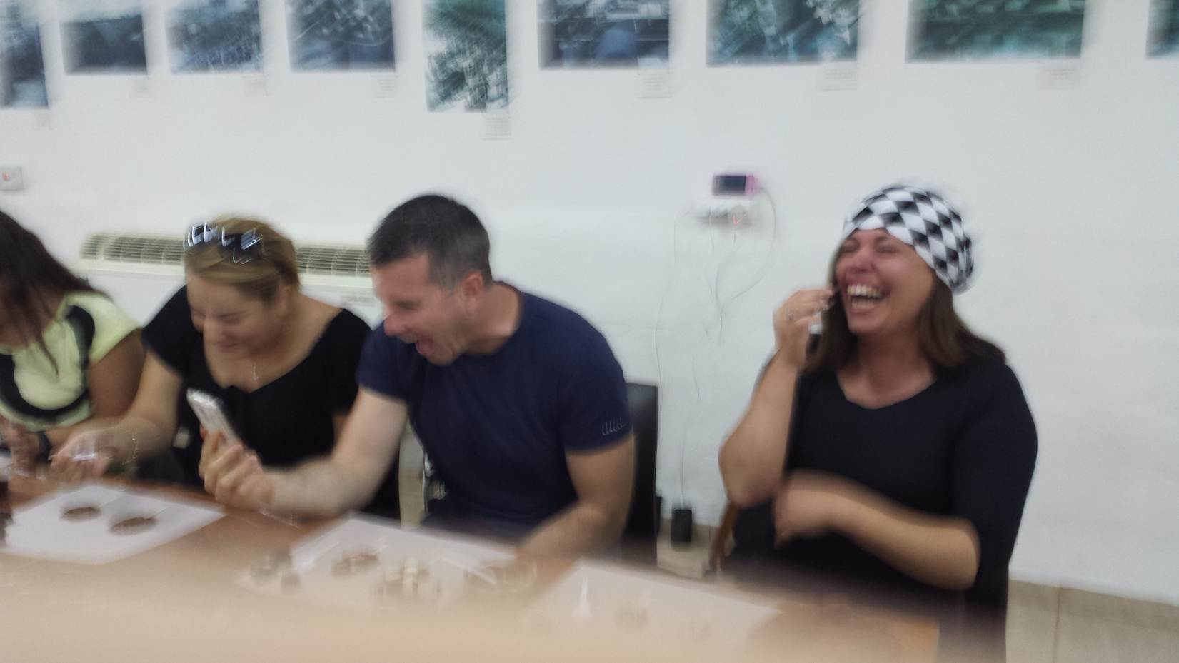 החברים צוחקים בשולחן